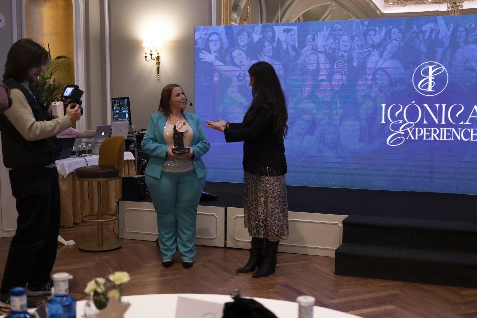 Vanesa Di Benedetto recibiendo premio en Icónica Experience